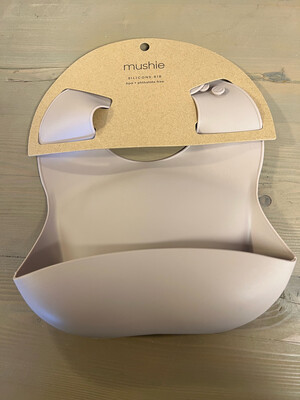 Mushie silicone bib warm taupe
