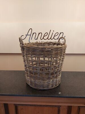 Rieten mand rond met handvaten