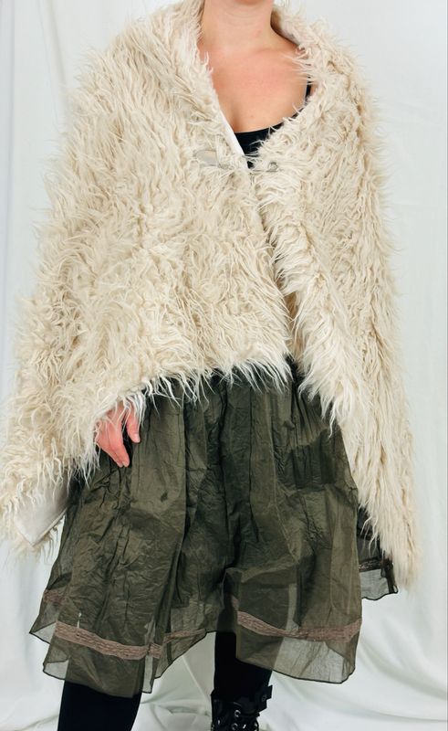 Les Ours Lama Cape Lin Noir AW24