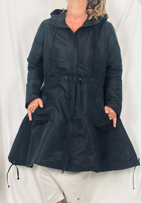 Pluslavie/PLÜ The Coat AW25 Black 8004
