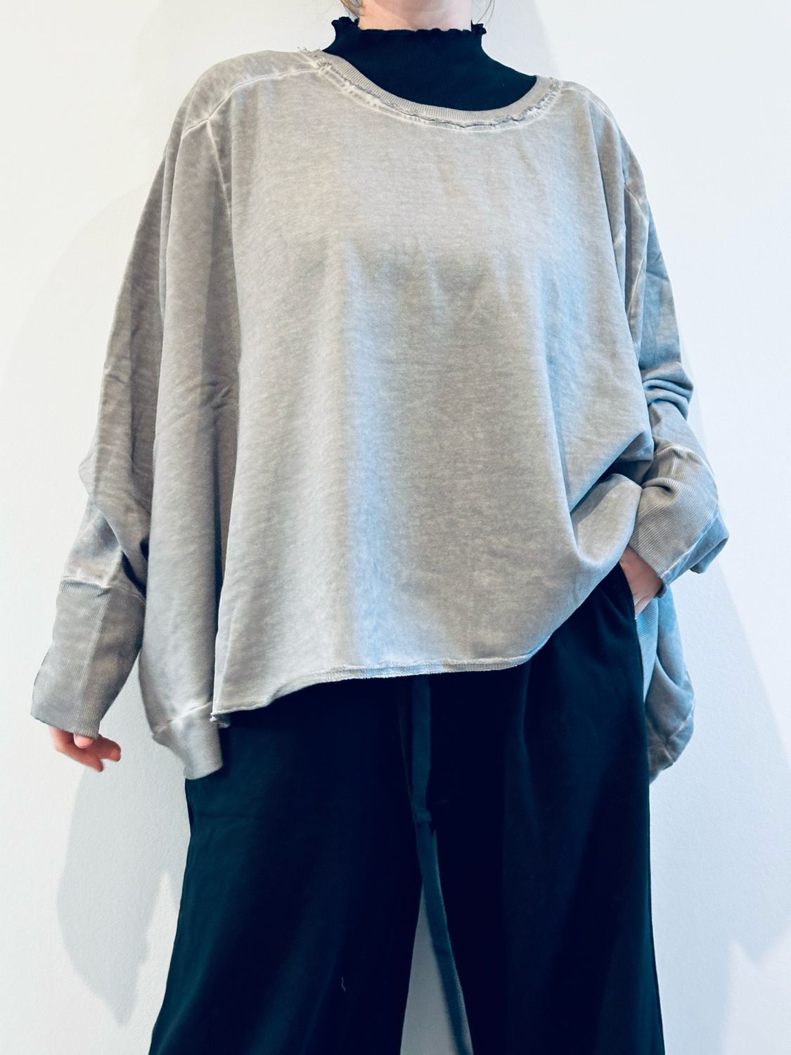 Pluslavie/PLÜ Wideshortsweat SS26 One Size Cement 2105