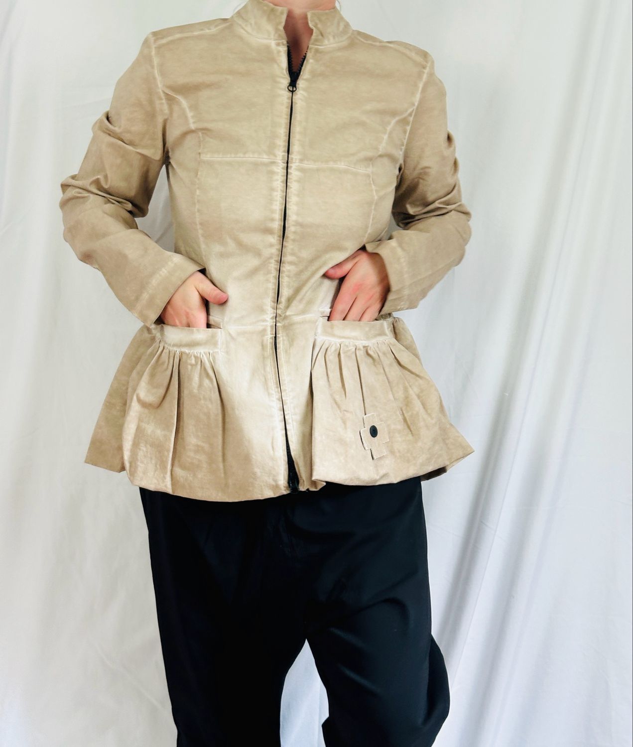 Pluslavie/PLÜ Delicate. Blazer Desert 8074 AW26