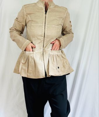 Pluslavie/PLÜ Delicate. Blazer Desert 8074 AW26