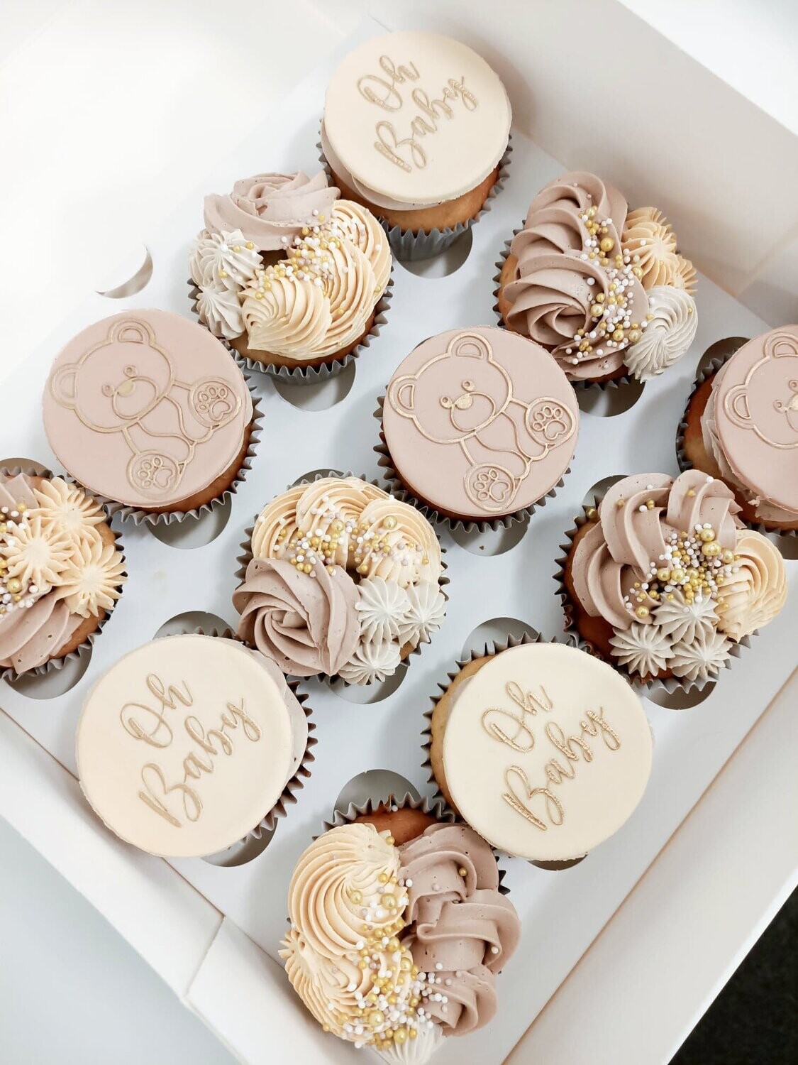 Baby shower neutral cupcakes