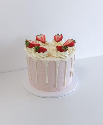 Raspberry white mud cake