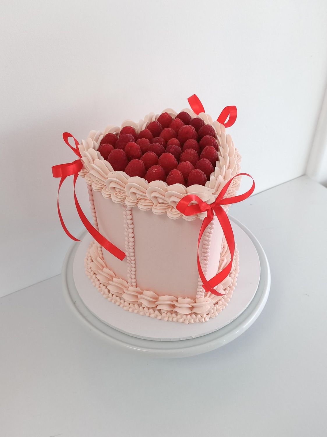 Berries and Bows retro cake