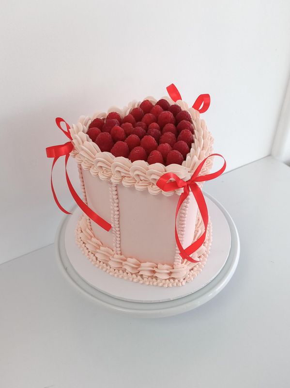 Berries and Bows retro cake