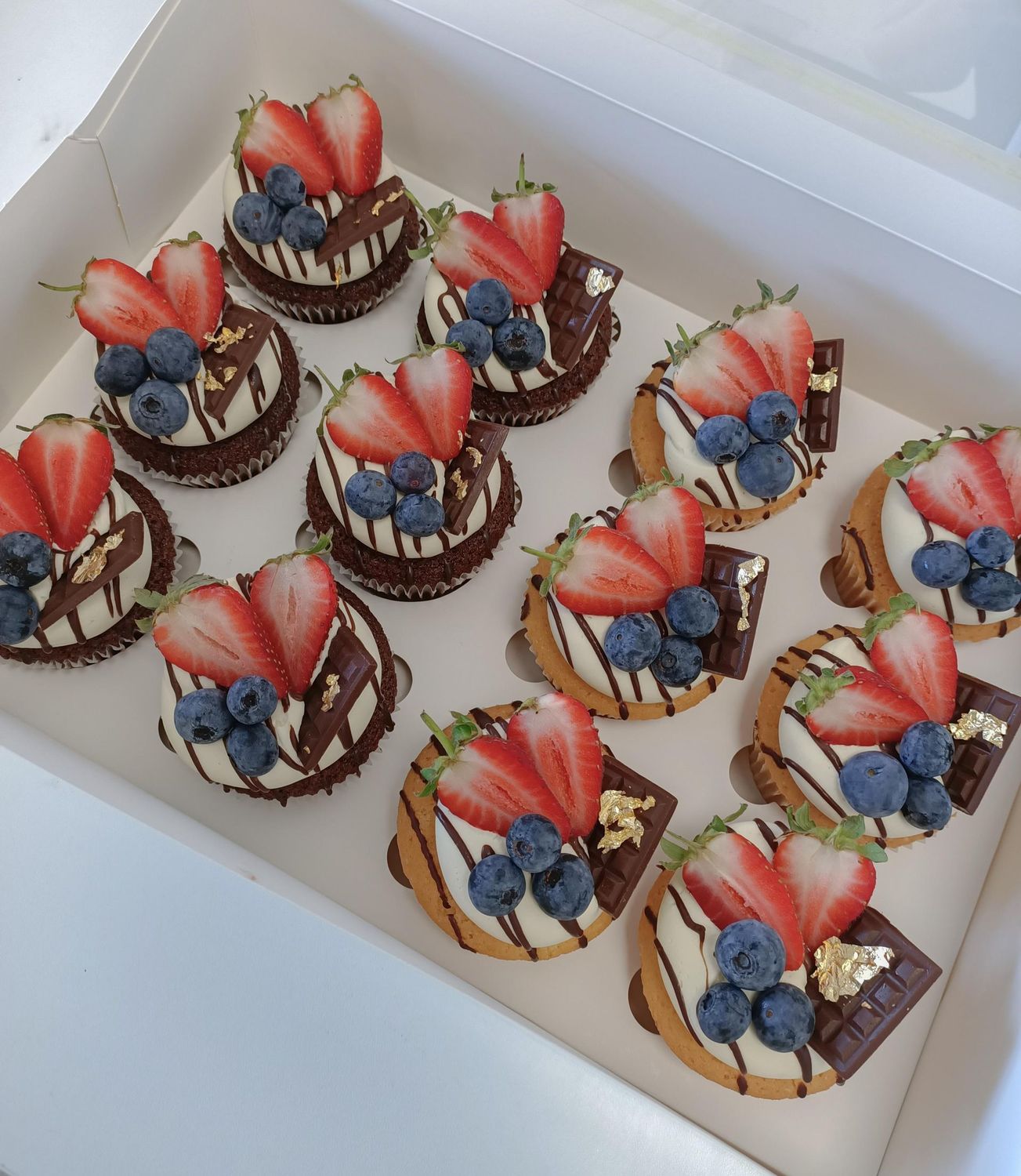 Deluxe berry cupcakes