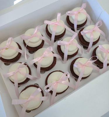 Ribbon bow cupcakes