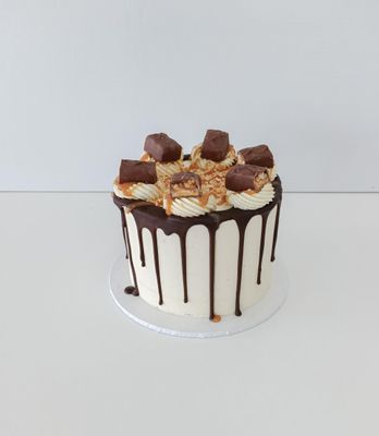 Snickers chocolate cake