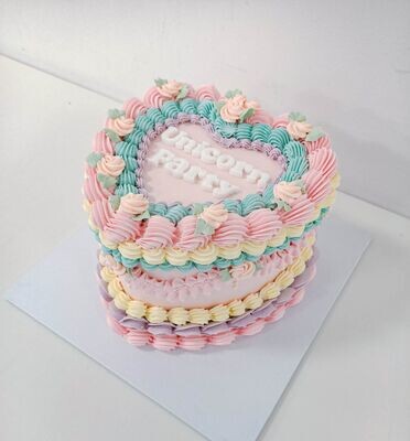 Retro cake - Lambeth piping Retro cake - Lambeth piping
