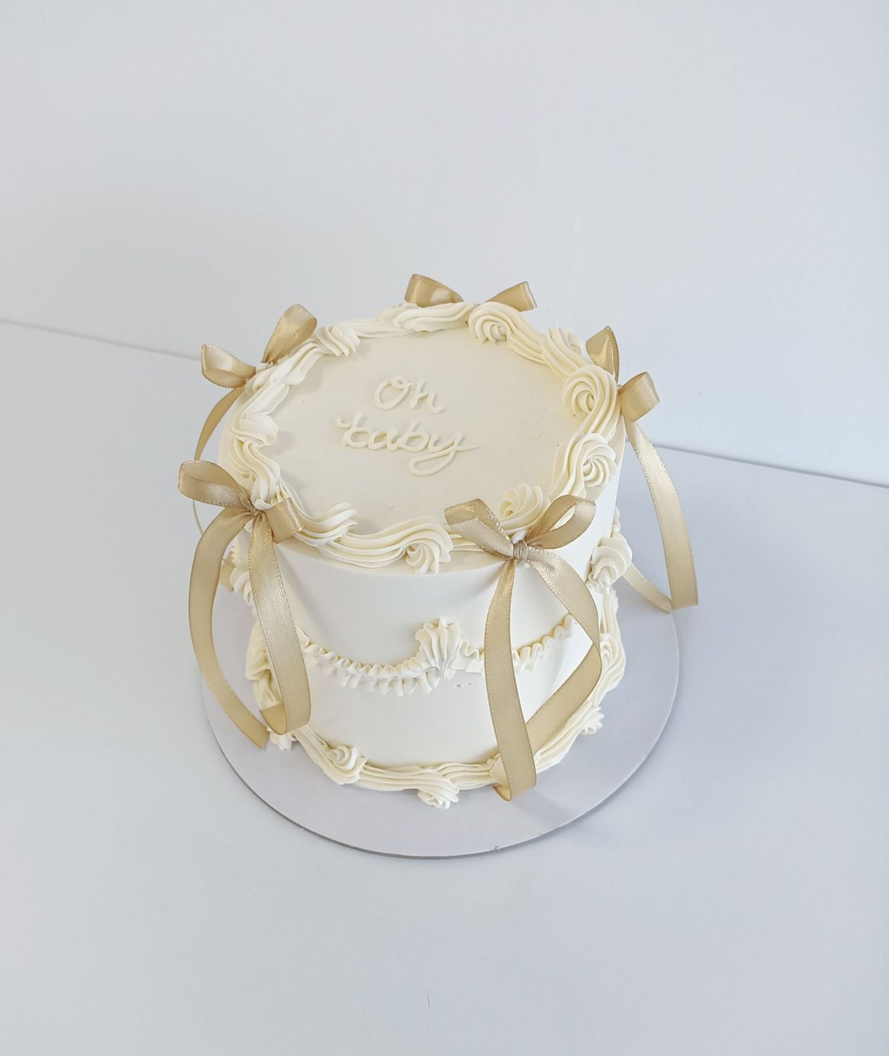 Mini retro cake - Lambeth piping Mini retro cake - Lambeth piping