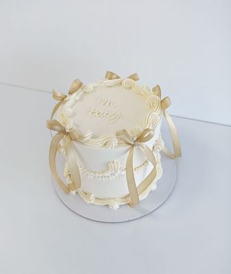 Mini retro cake - Lambeth piping Mini retro cake - Lambeth piping