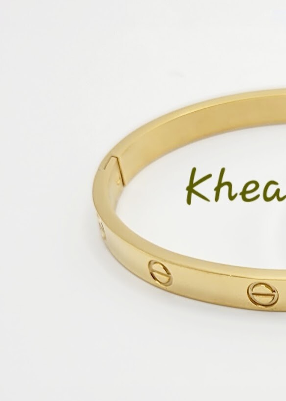 Paola-PuSS, Color: Dorado