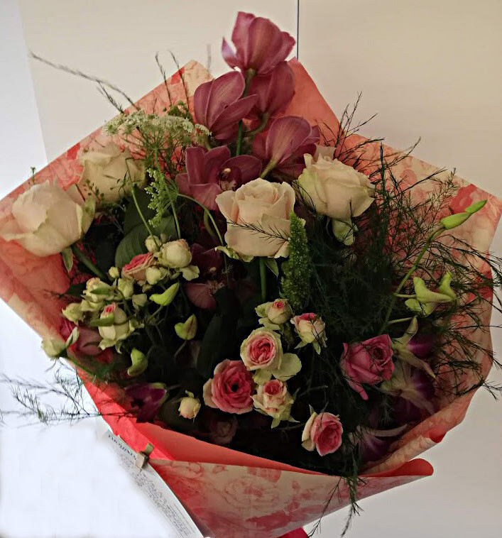 Mazzo con orchidee e rose