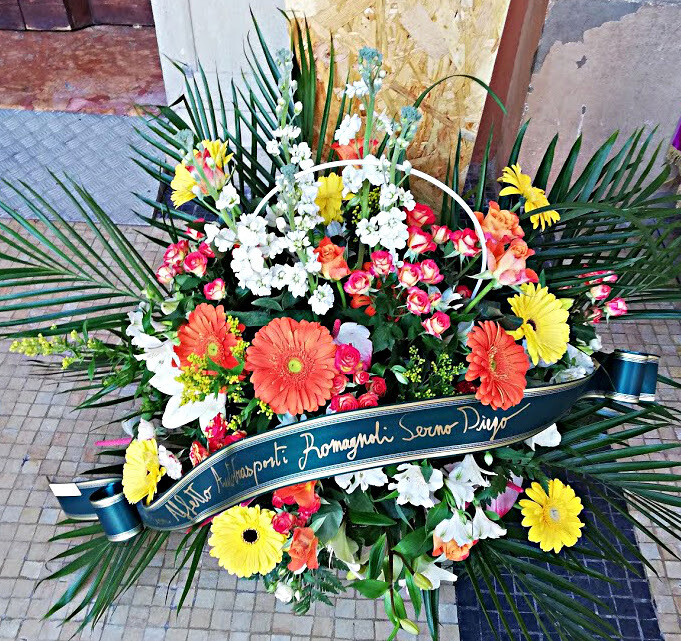 Cesta funebre colorata