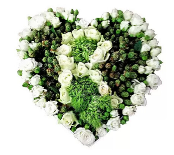 Flower box grande a forma di cuore con lettera decorata