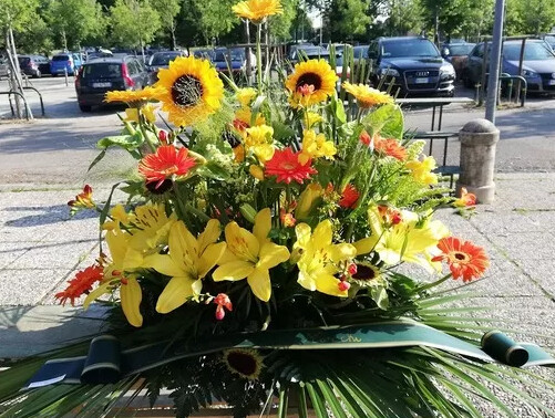 Composizione funebre con girasoli
