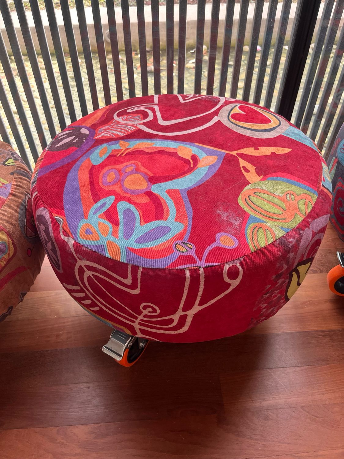 Pouf con ruedas rojos/carmin