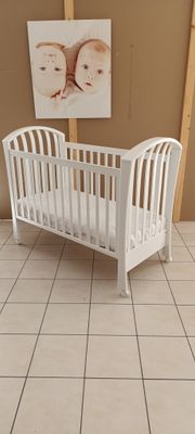 Set Iris lettino con materasso + Bagnetto-Fasciatoio Set Iris lettino con materasso + Bagnetto-Fasciatoio