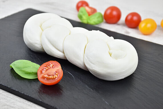 Treccia di Mozzarella Produzione Artigianale San Pietro e Paolo Pezzi da 1 kg  Confezione da 1 kg