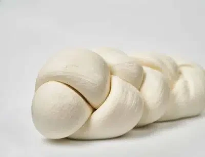 Treccia di Mozzarella Produzione Artigianale San Pietro e Paolo Pezzi da 200 gr Confezione da 1 kg