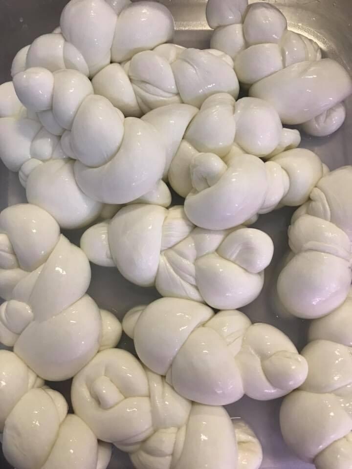 Treccia di Mozzarella Produzione Artigianale San Pietro e Paolo Pezzi da 100 gr  Confezione da 1 kg