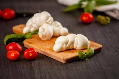 Treccia di Mozzarella Produzione Artigianale San Pietro e Paolo Pezzi da 100 gr  Confezione da 1 kg