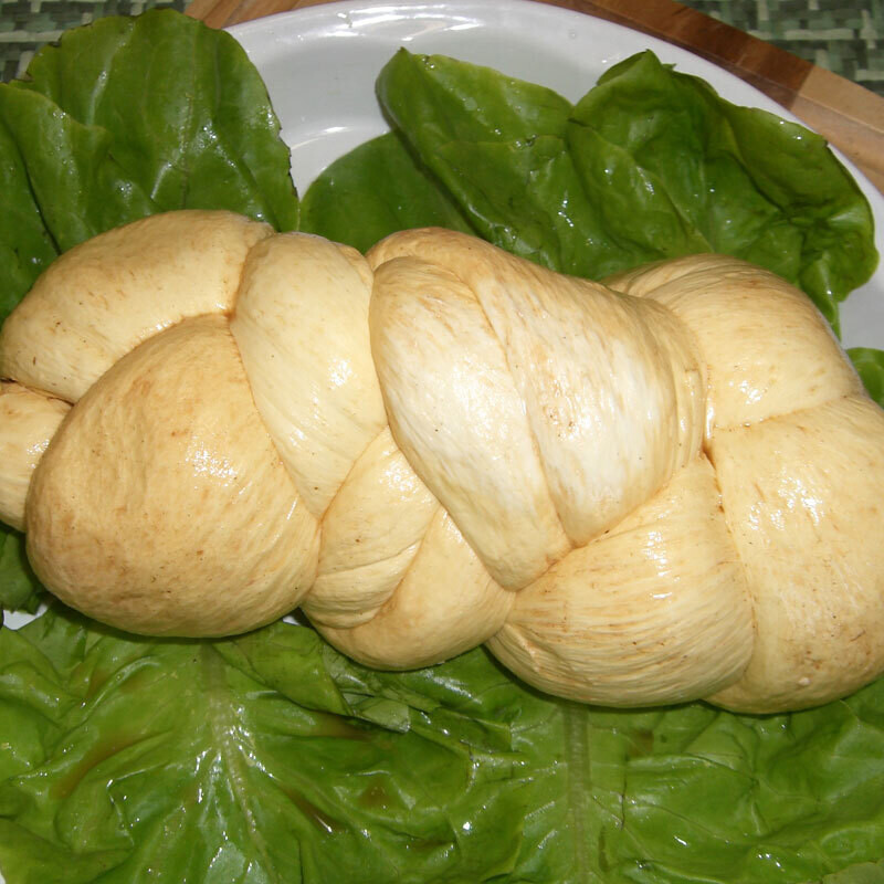Treccia di Mozzarella Affumicata  Produzione Artigianale San Pietro e Paolo Pezzi da 100 gr  Confezione da 1 kg