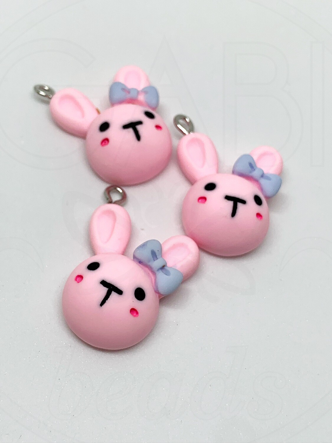 Plastikinis pakabukas &quot;Kiškis&quot;, 27,5x20x10mm, rožinės spalvos,  1vnt