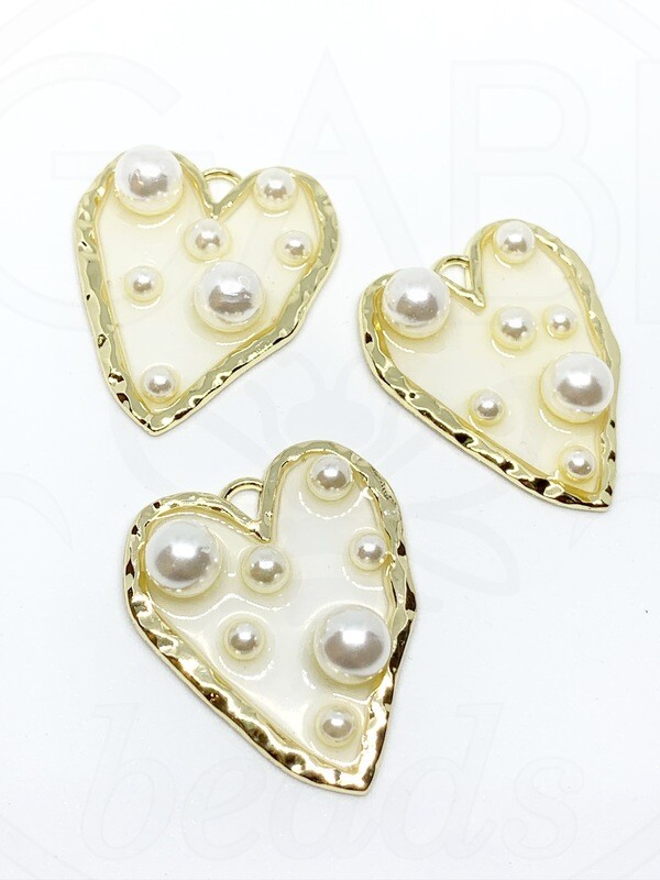 Plastikinis pakabukas širdelė, 36x31x8mm, aukso,baltos spalvos,  1vnt