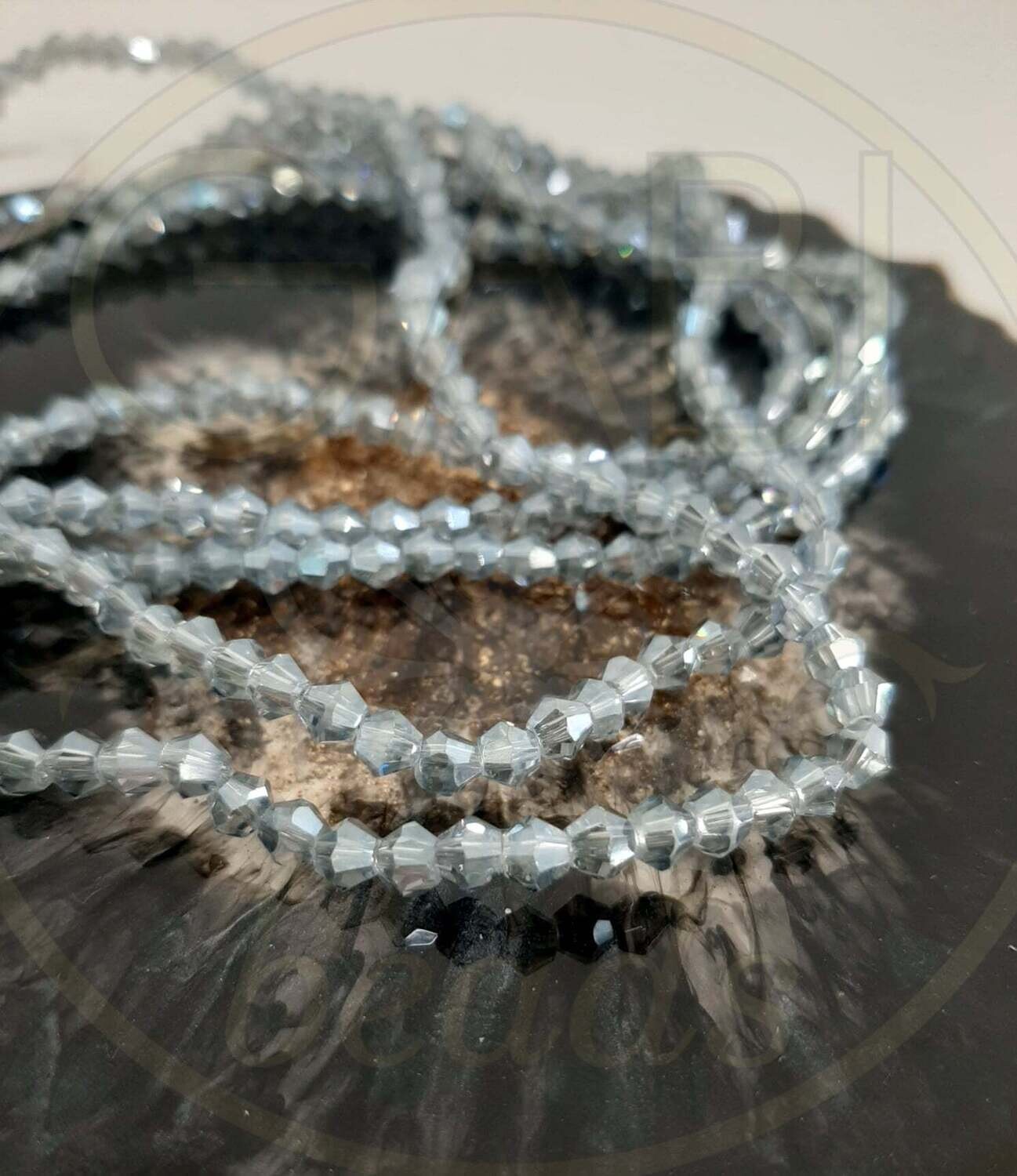 Stiklo kristalai, bicone forma, sidabrinės spalvos, 4x4mm 30cm juosta