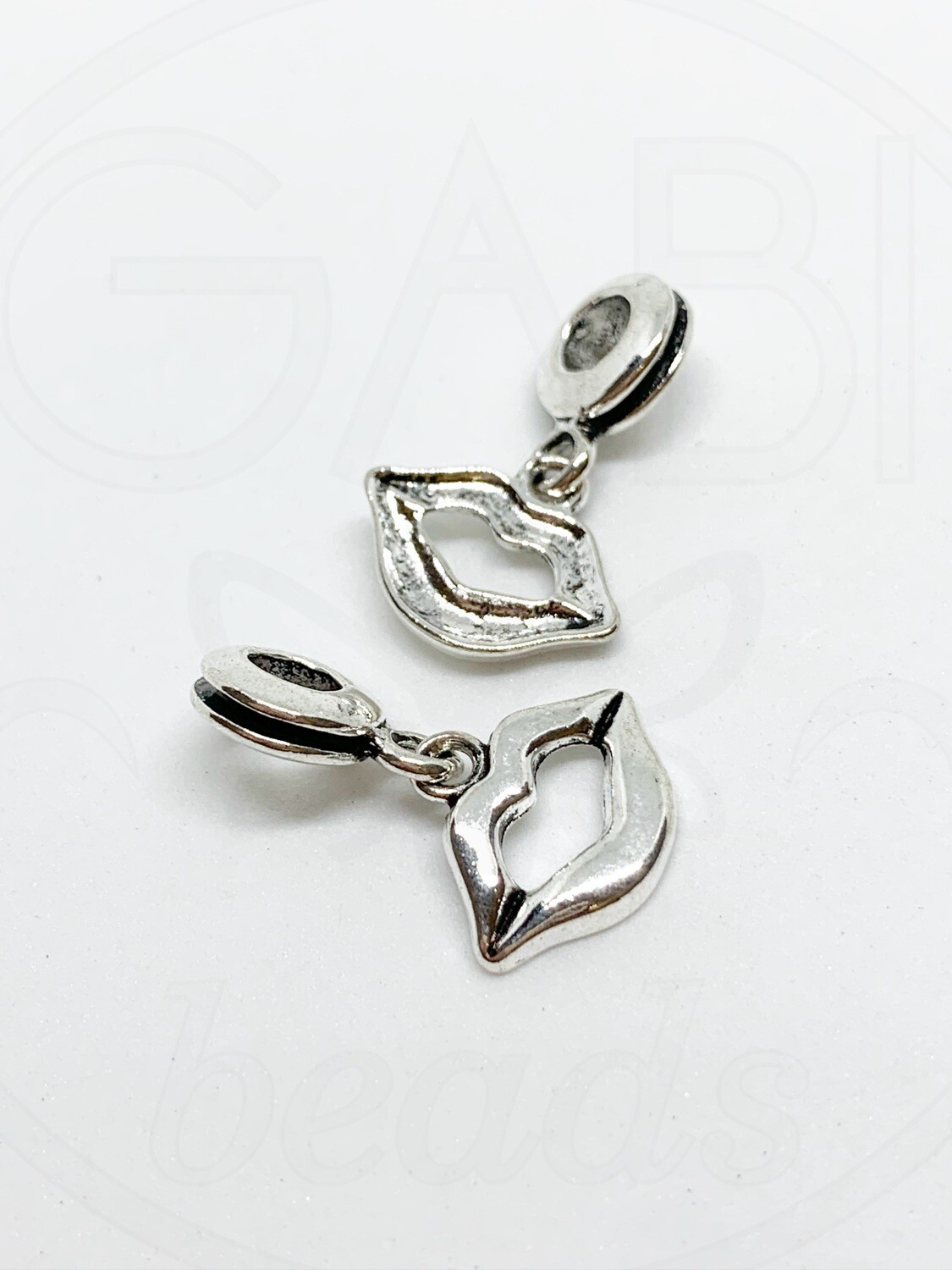 Pakabukas, sidabro spalvos 25x18x19mm, 2 vnt