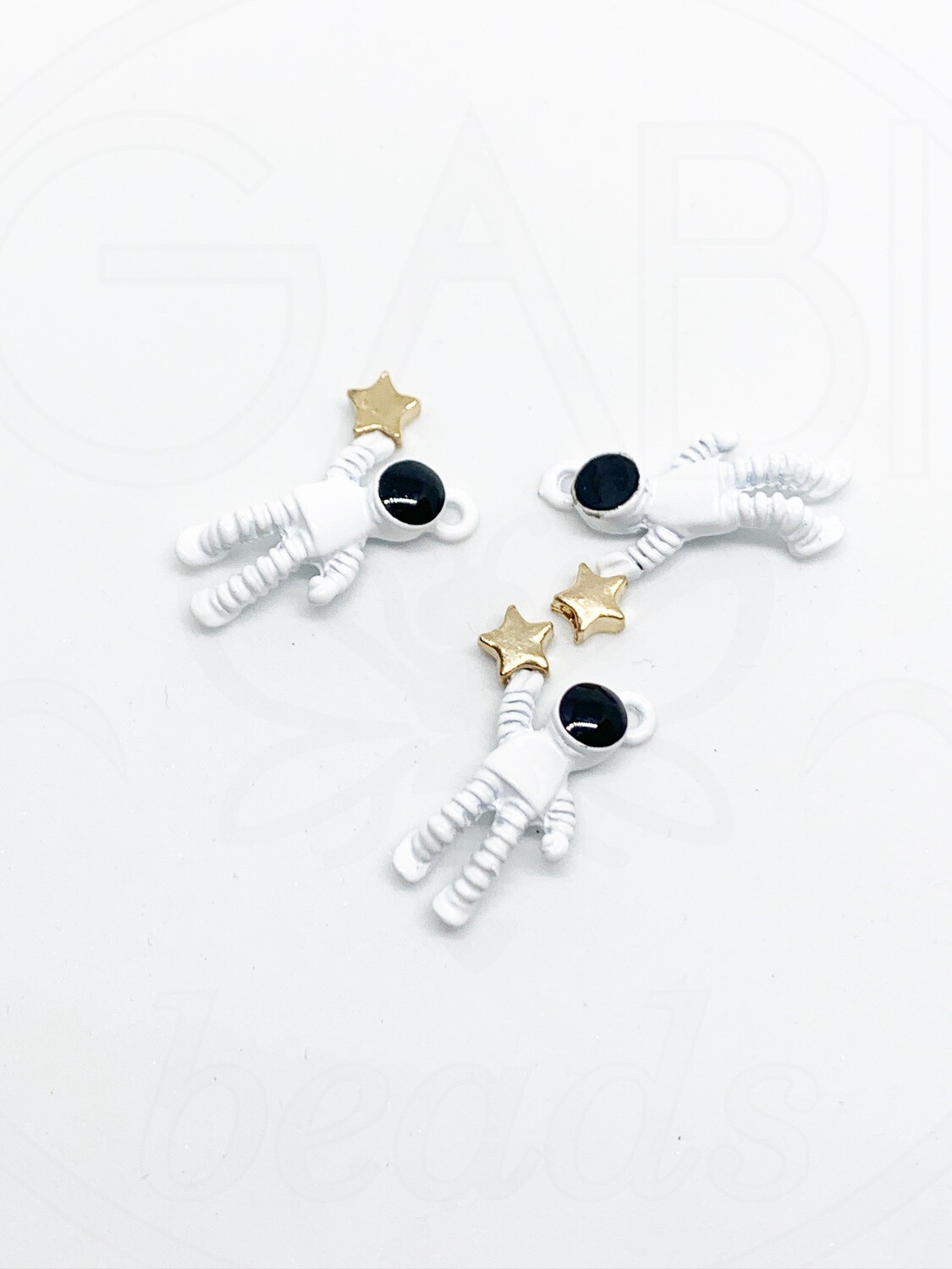 Pakabukas, KOSMONAUTAS dengtas emale juodos baltos, aukso spalvos 21x16,5x4,5mm, 1vnt