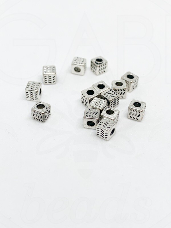 Intarpai, plieno spalvos, 4,5x4,5x4,5mm, 18vnt