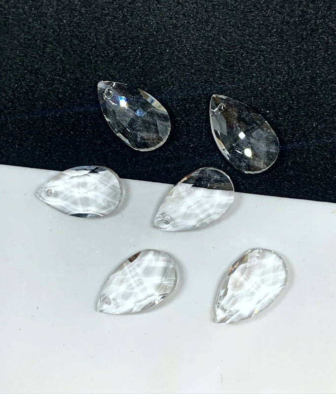 Stiklo pakabukai,  lašo forma, skaidrios spalvos, 22x13x7mm 2vnt