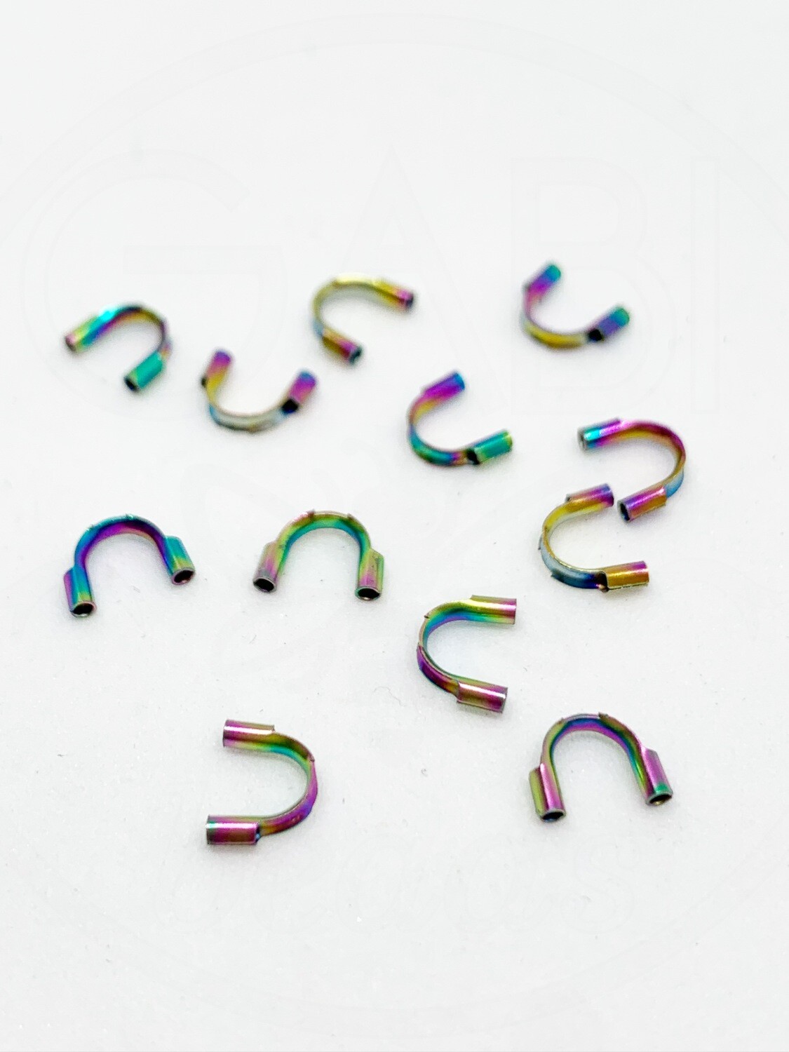 Nerūdijančio metalo pasagėlės, chameleoninės spalvos, 6,5 x 5mm, 2vnt