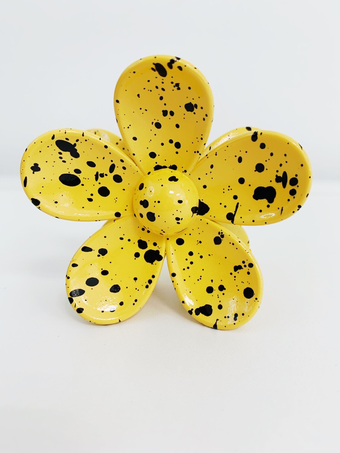 Plastikinis plaukų segtukas Gėlė, geltonas su juodais taškeliais, 71x72x45mm