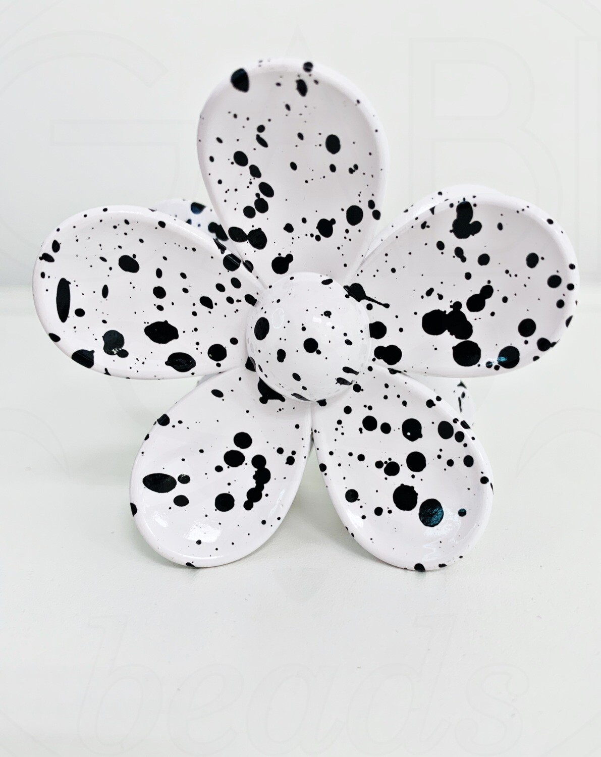 Plastikinis plaukų segtukas Gėlė, baltas su juodais taškeliais, 71x72x45mm