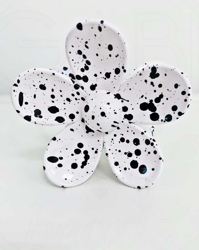 Plastikinis plaukų segtukas Gėlė, baltas su juodais taškeliais, 71x72x45mm