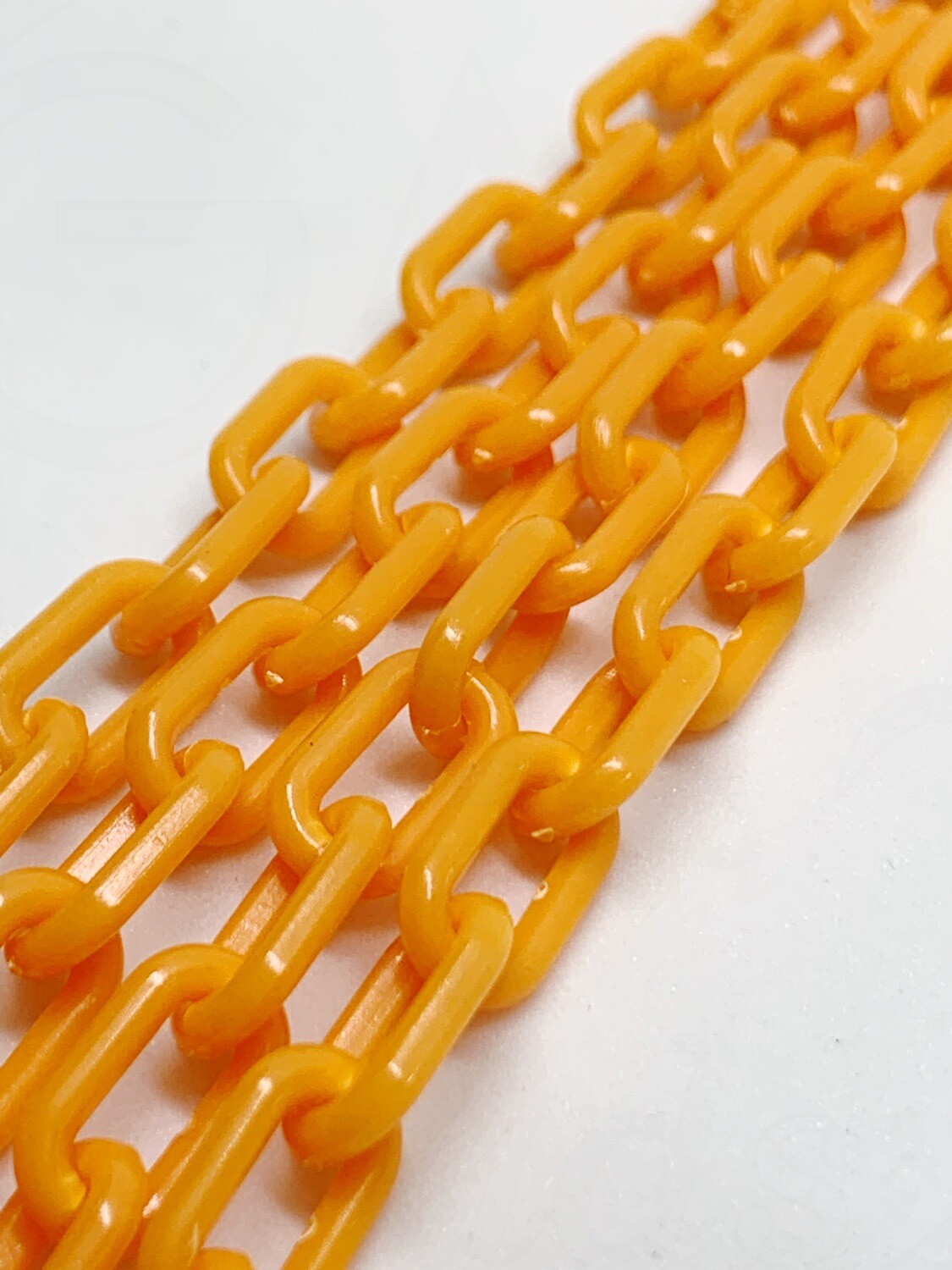 Plastikinė grandinėlė, 13x8x2mm, oranžinės spalvos, 49cm