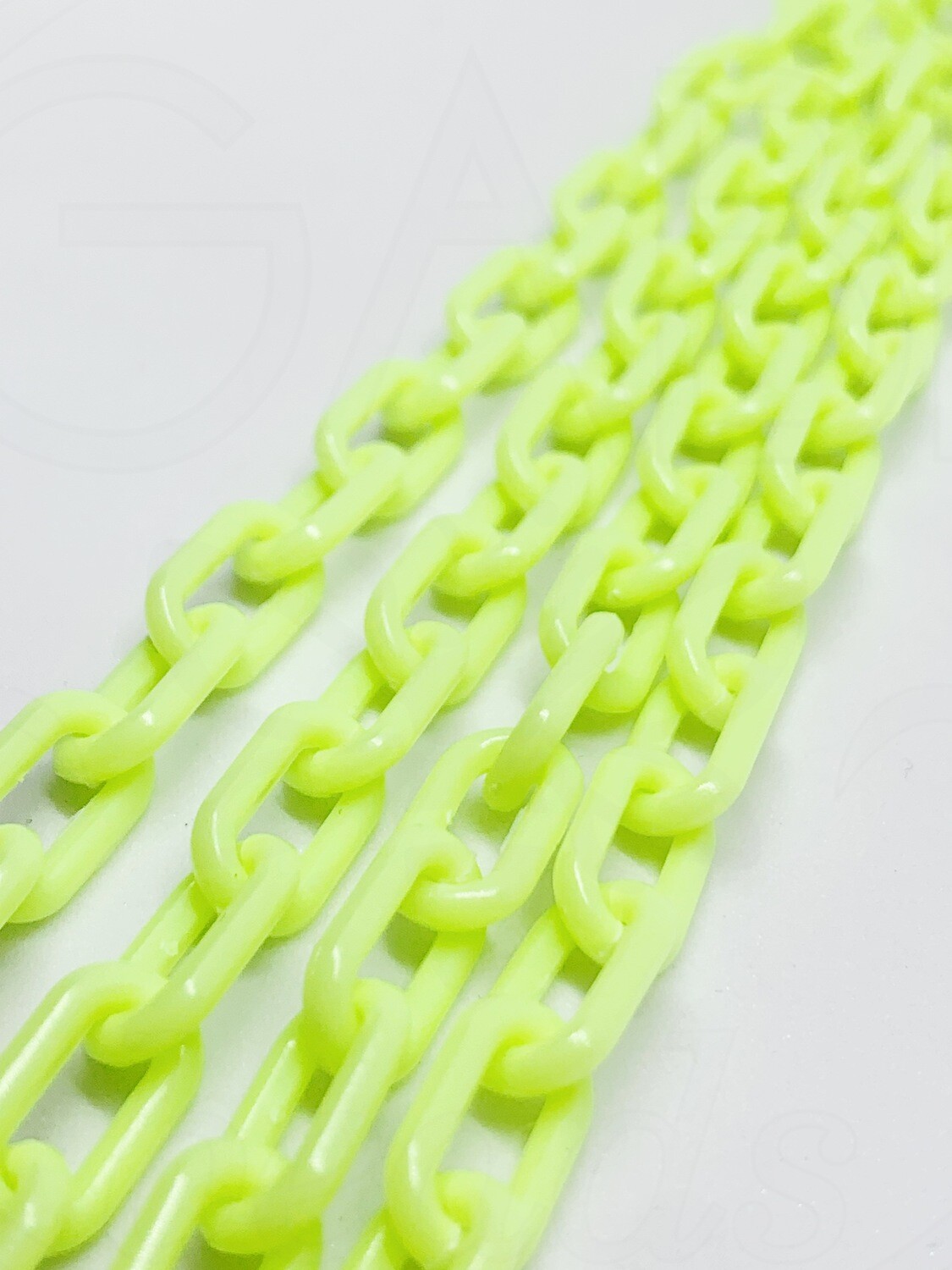 Plastikinė grandinėlė, 13x8x2mm,  salotinės spalvos, 49cm