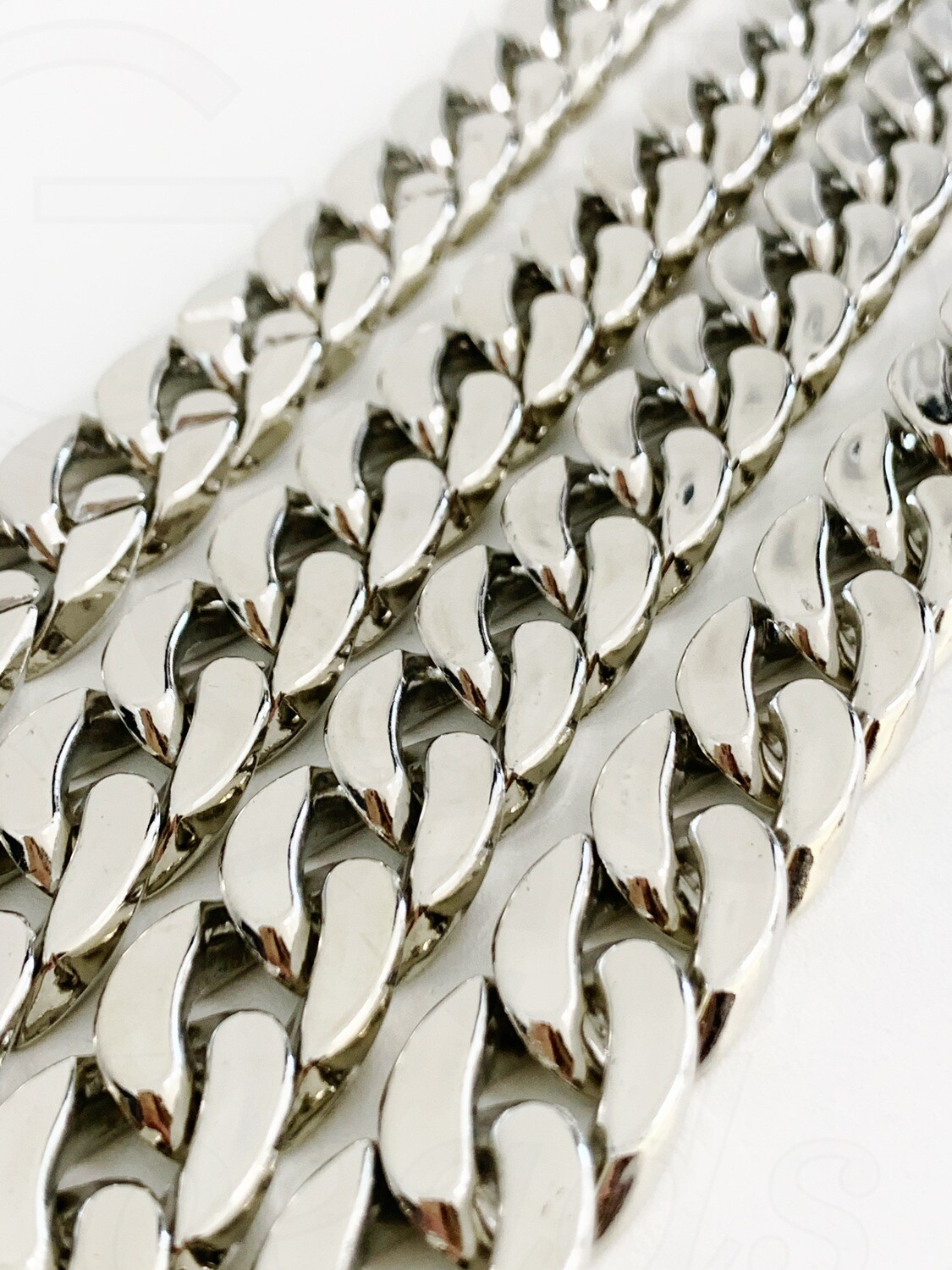 Plastikinė grandinėlė, 24x17x5.5mm,  sidabrinės spalvos, 1m