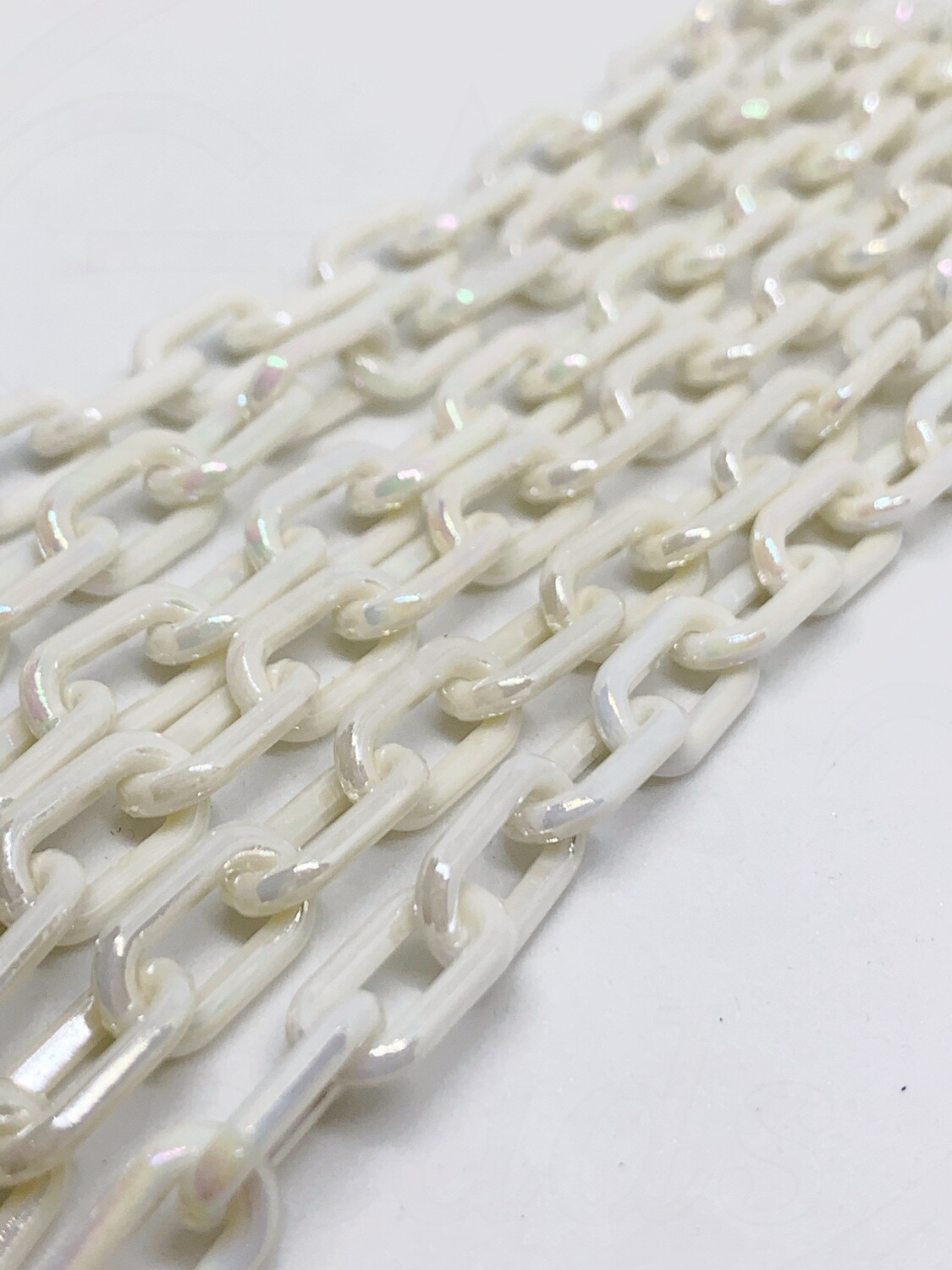 Plastikinė grandinėlė, 13x8x2mm, baltos spalvos su AB danga, 49cm