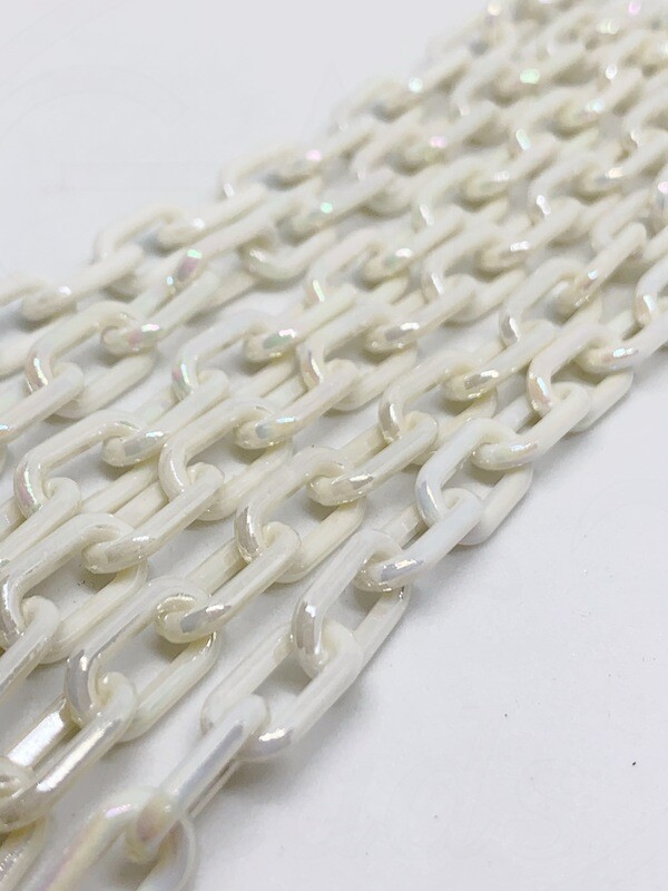 Plastikinė grandinėlė, 13x8x2mm, baltos spalvos su AB danga, 49cm
