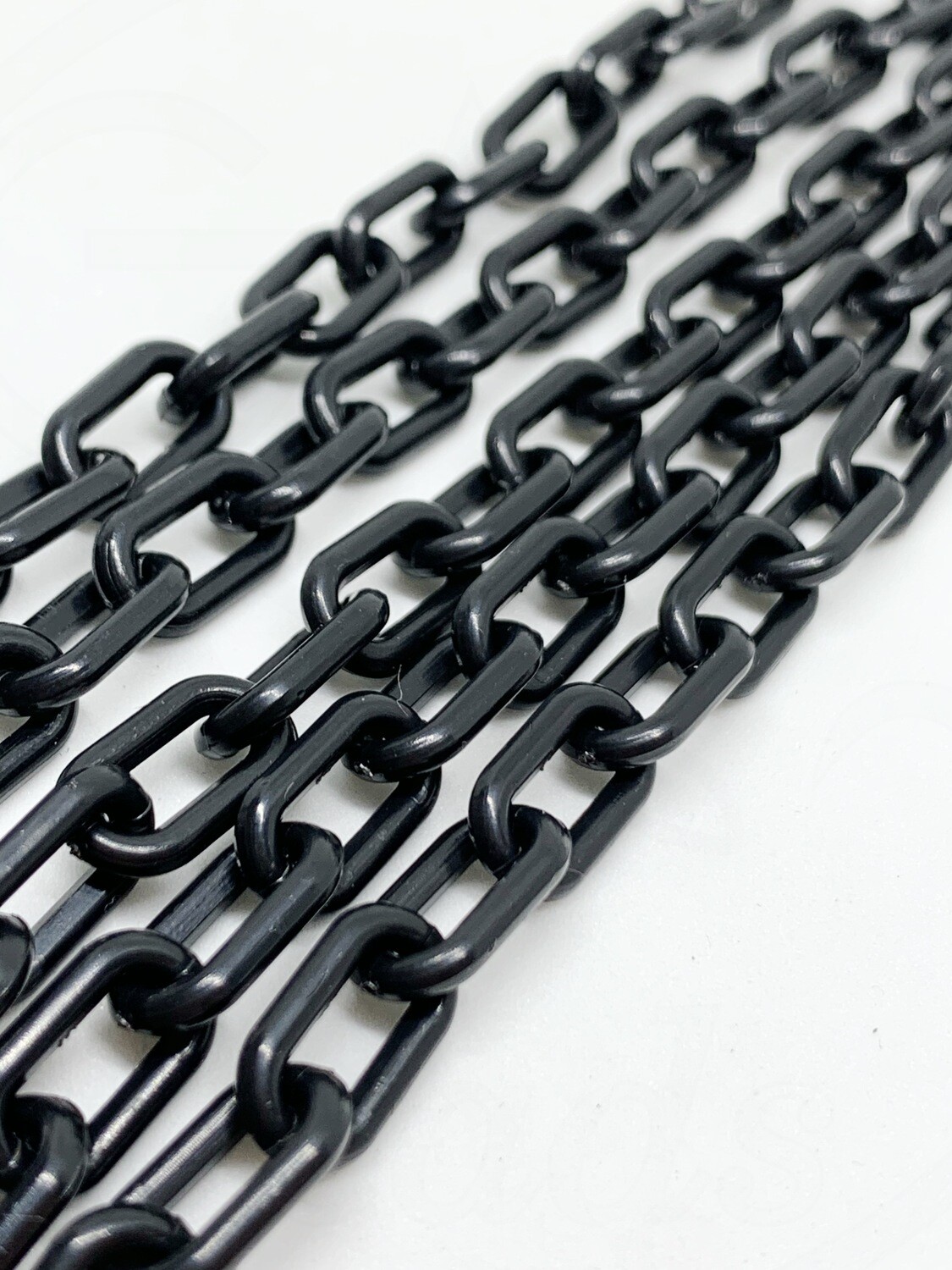 Plastikinė grandinėlė, 13x8x2mm, juodos spalvos, 49cm