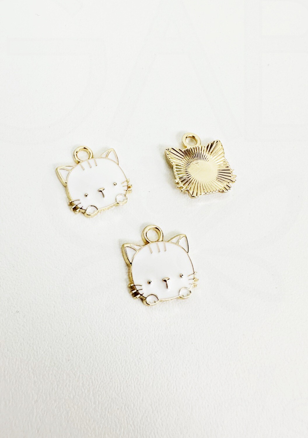 Pakabukas KAČIUKAS dengtas emale, aukso,baltos spalvos 15x13x3mm, 1vnt