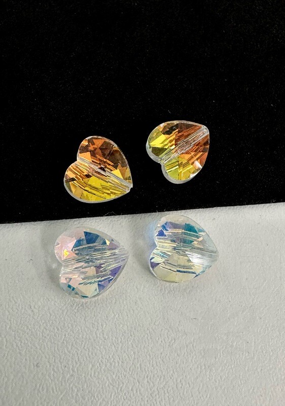 Stiklo karoliukai ŠIRDIS, skaidrios spalvos su AB danga, 10x10x7mm, 4vnt