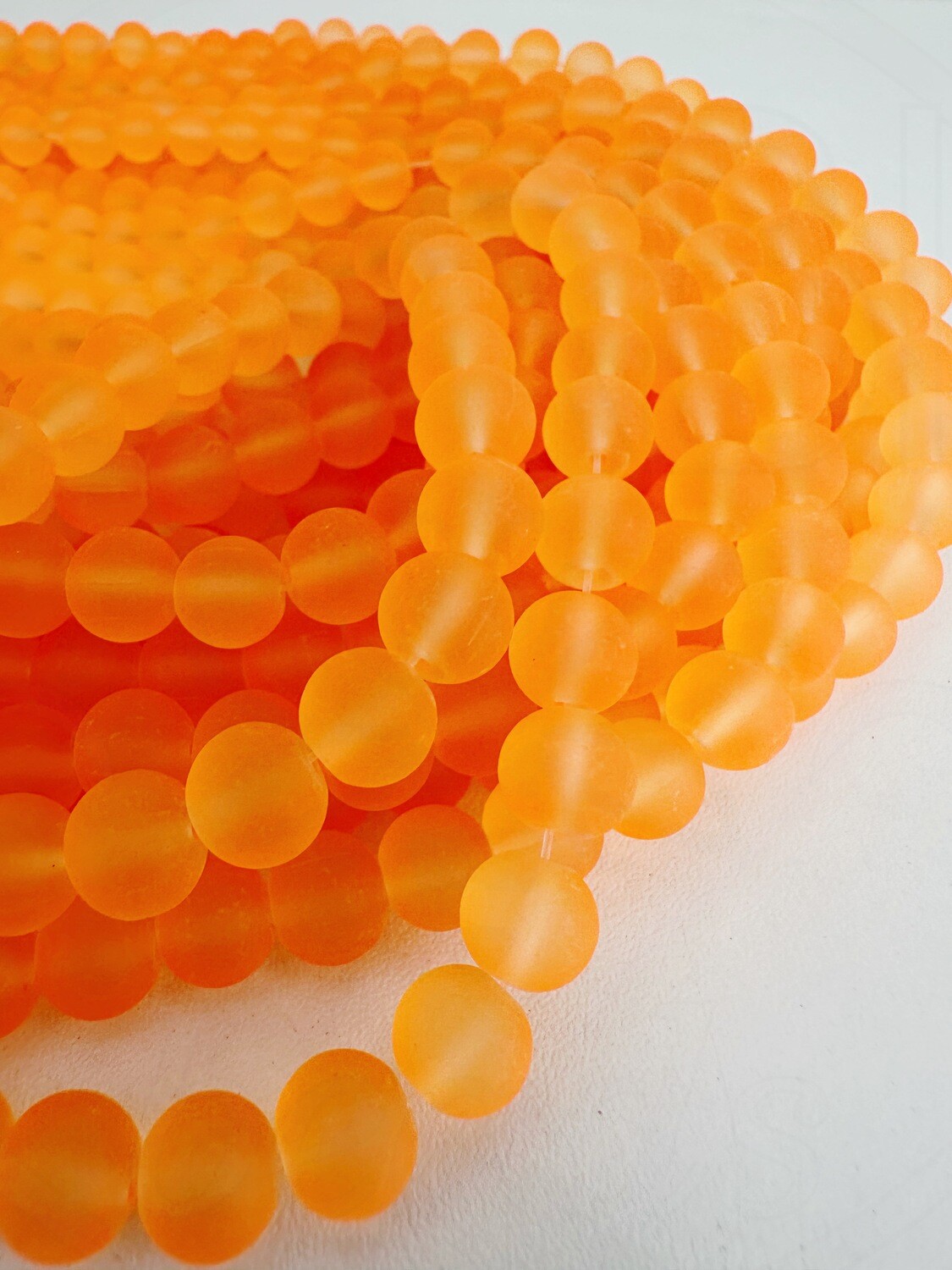 Stiklo karoliukai,  matinės oranžinės spalvos , 8mm 78cm juosta