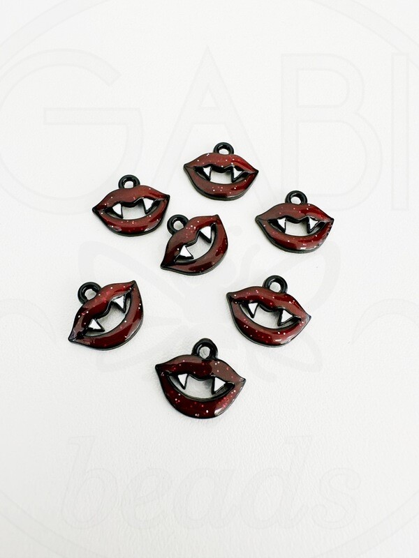 Pakabukas VAMPYRO LŪPOS dengtas emale, juodos, bordo spalvos 11x13x2mm, 1vnt